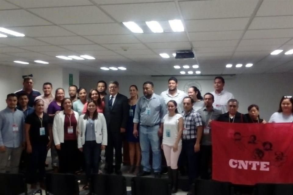 Integrantes de la CNTE ofrecieron una conferencia de prensa.