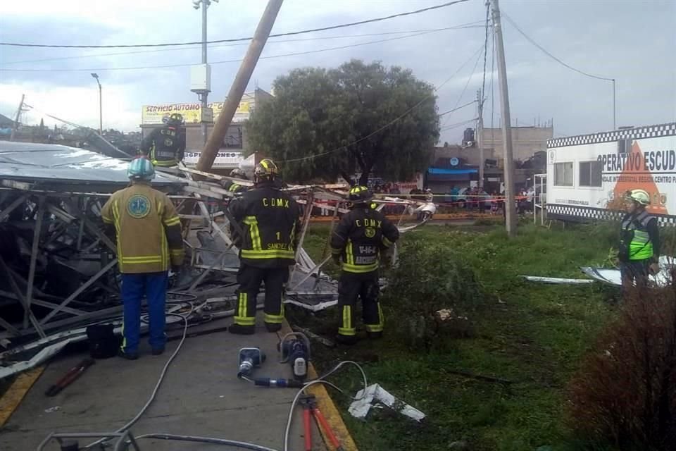 Personal de Protección Civil atendió un espectacular caído en Iztapalapa.