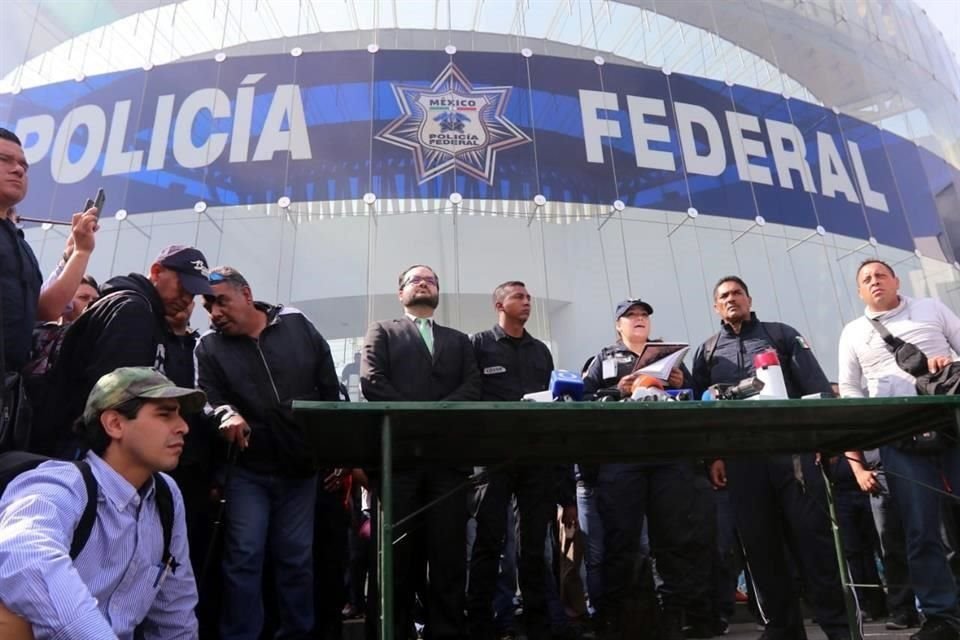 Los federales realizaron una conferencia de prensa afuera del Centro de Mando.