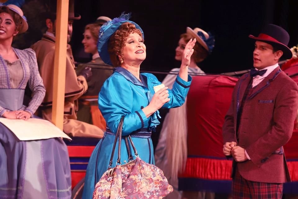 Daniela Romo dijo que celebra estar viva al trabajar en el musical Hello Dolly!, que develó su placa de 200 funciones con Arath de la Torre, Ariel Miramontes y Cassandra Sánchez Navarro.