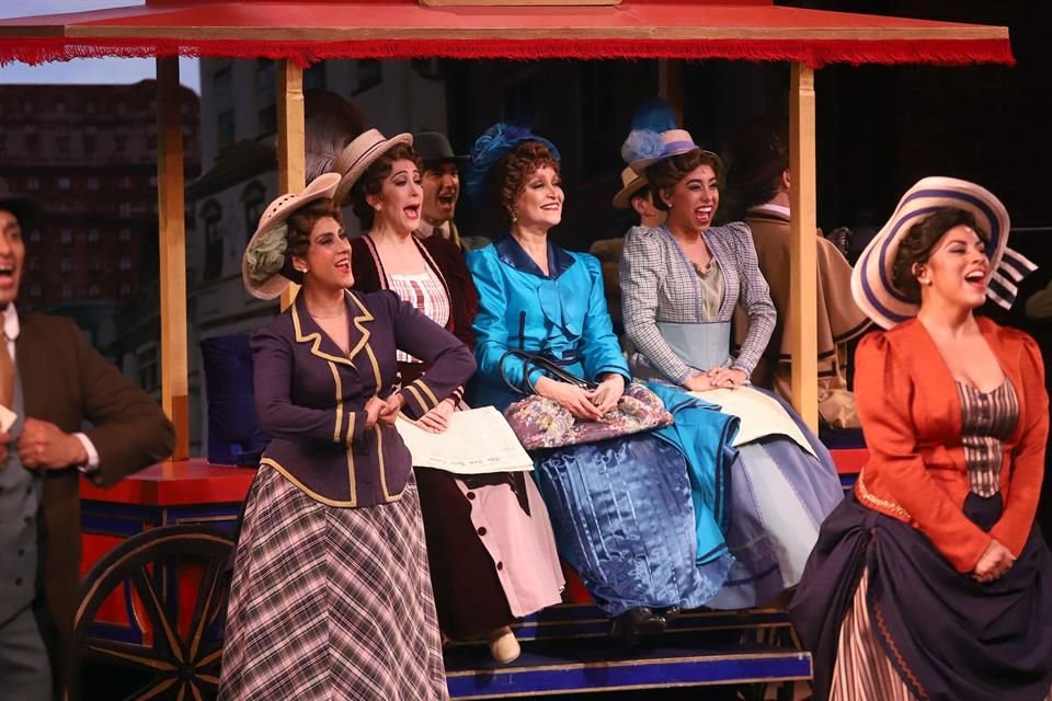 Daniela Romo dijo que celebra estar viva al trabajar en el musical Hello Dolly!, que develó su placa de 200 funciones con Arath de la Torre, Ariel Miramontes y Cassandra Sánchez Navarro.