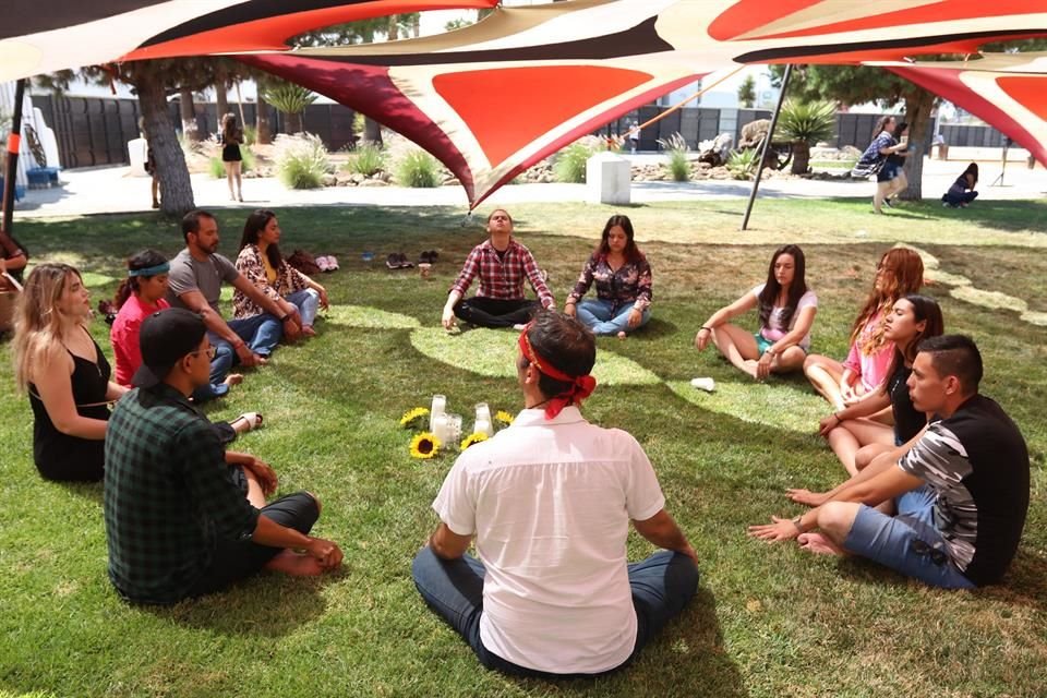 Antes de la música no faltó un momento para meditar.