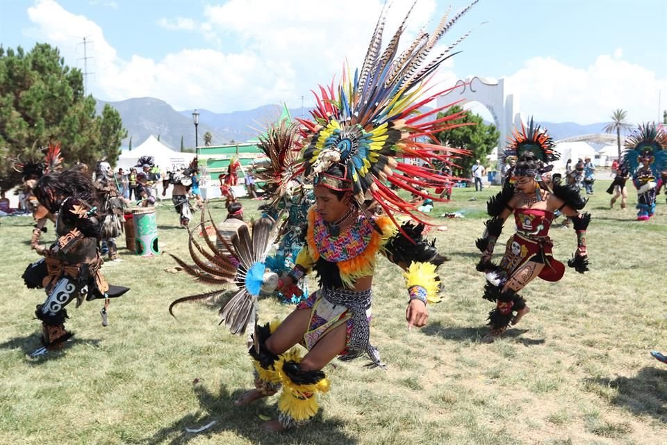 Un grupo de danzantes dio la bienvenida al evento.