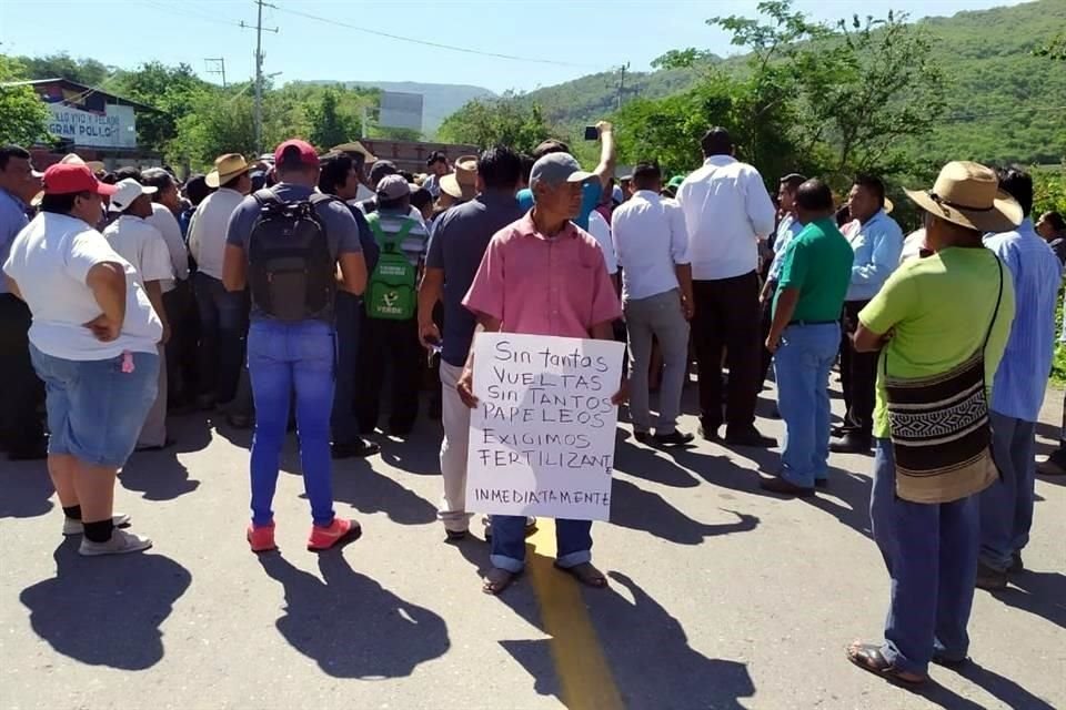 Campesinos inconformes por el rezago en la entrega de fertilizante en Guerrero en un bloqueo carretero a fines de junio pasado.