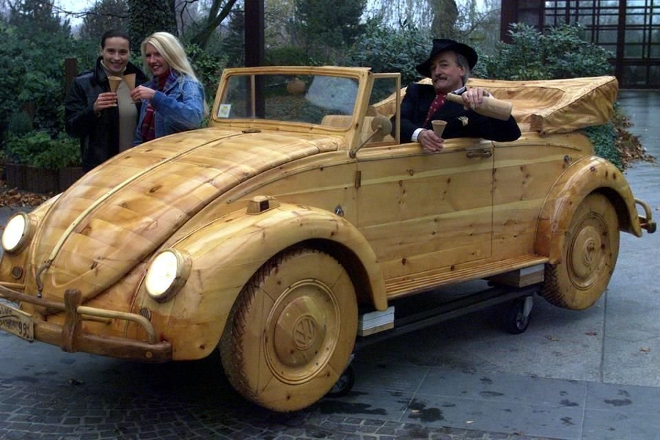 El VW Maggiolino Cabriolet fabricado completamente de madera, mostrado por el artista italiano Livio De Marchi en Essen, Alemania.