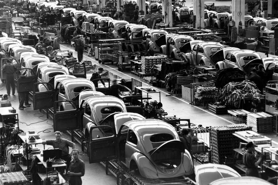 Línea de producción del VW sedán en junio de 1954 en Wolfsburg, Alemania Occidental.