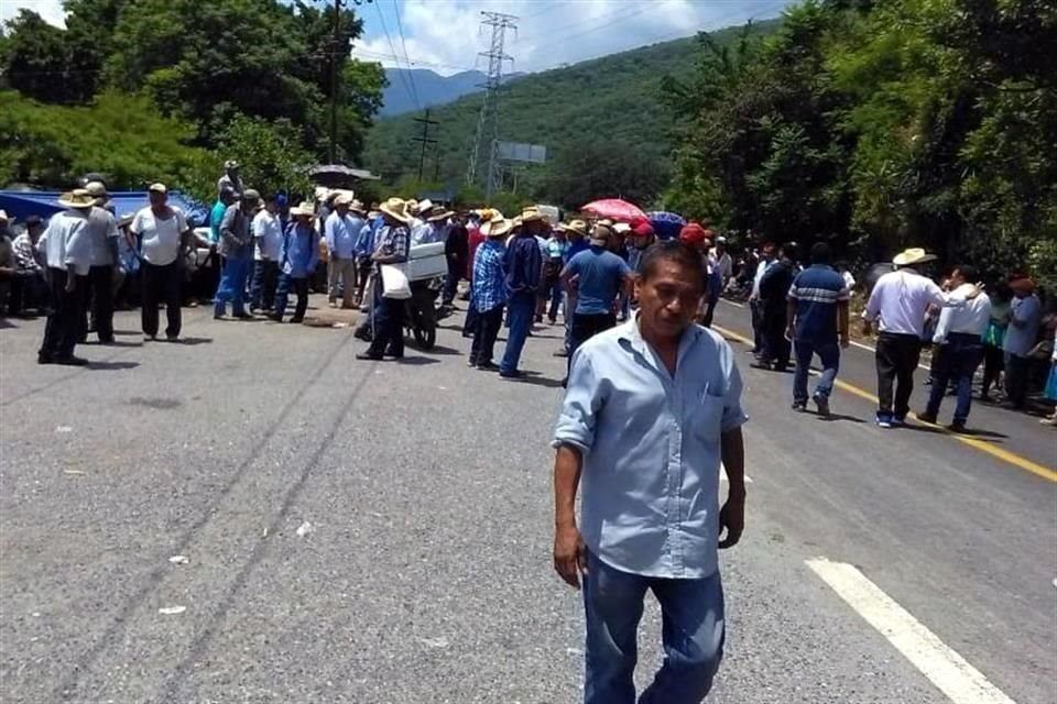 Unos cuatro mil campesinos bloquearon por más de seis horas la carretera federal Taxco-Cuernavaca.