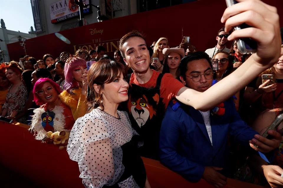 Zooey Deschanel fue una de las artistas invitadas a la premier del filme.