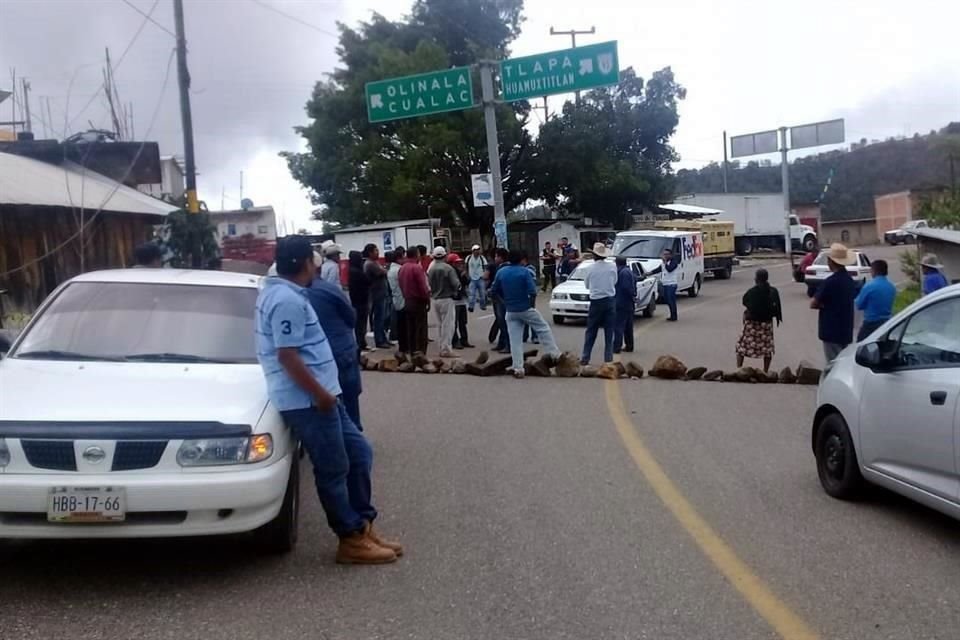 Los campesinos están esperando que por este lugar lleguen los tráilers de fertilizante.