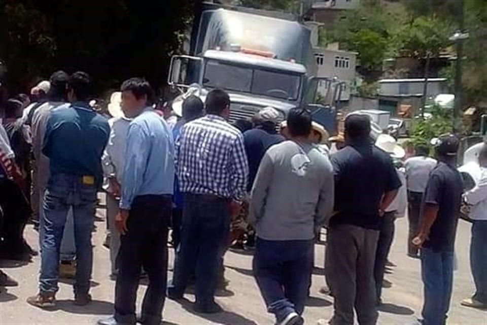 Los productores mantienen bloqueos en dos tramos de esta vía; uno en el entronque a la comunidad de Chiepetepec, del municipio de Tlapa y otro en el entronque hacia el Municipio de Olinalá.