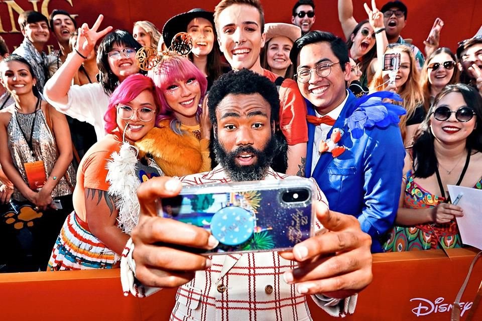 Donald Glover, el Simba adulto, se tomó selfies con la gente.