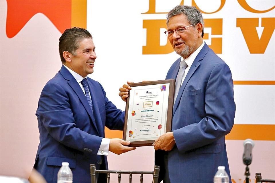 José Garza Acuña entregó a Élmer Mendoza el reconocimiento de la UANL por su trayectoria literaria y compromiso por fomentar la lectura.