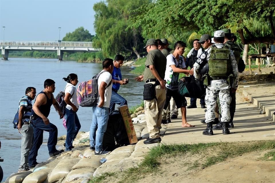 Miembros de la Guardia Nacional revisan a personas que entran a México desde Guatemala a inicios de julio.