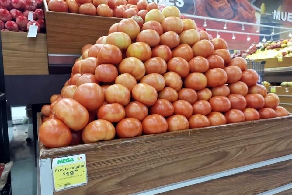 Entre 10 y 15 por ciento de lo que producen los tomateros se comercializa en el mercado nacional.