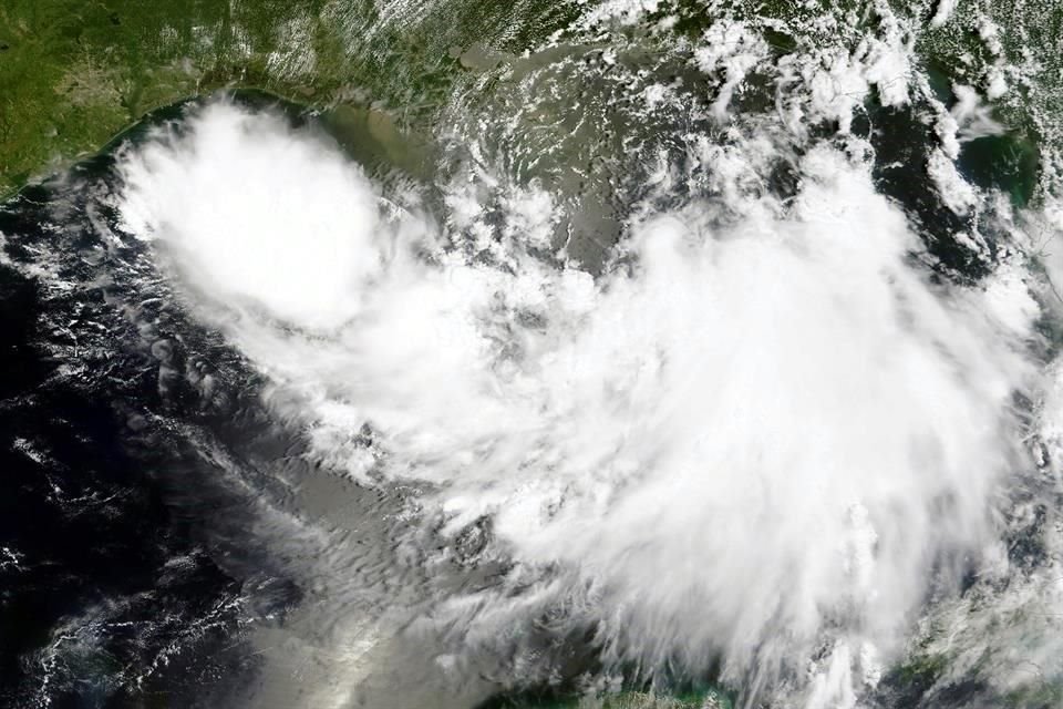 La tormenta tropical 'Barry' avanzó hacia las costas de Luisiana con fuertes vientos y lluvias; expertos esperan que evolucione a huracán.