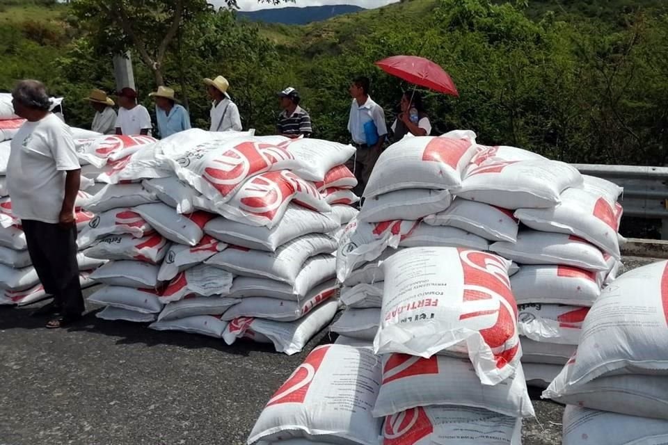 La dirigente campesina Diana Hernández Hernández afirmó que al cierre de la entrega del fertilizante, cientos de campesinos no han recibido el abono agrícola. 