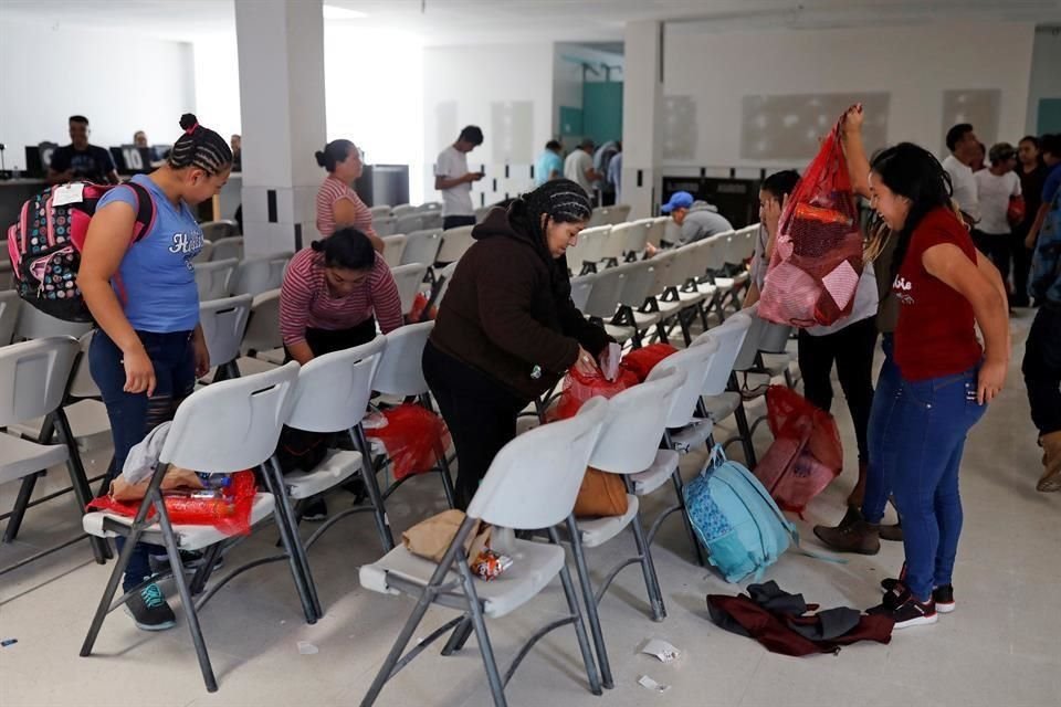 Los migrantes guatemaltecos recogen sus pertenencias en un centro de recepción para retornados, a su llegada de los Estados Unidos, a la ciudad de Guatemala, Guatemala.