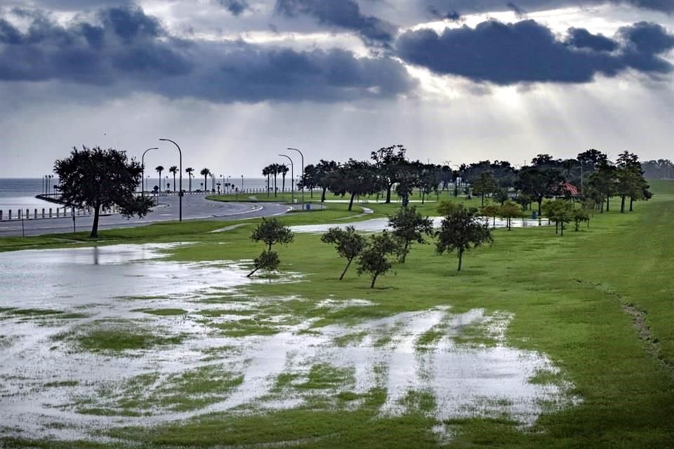 La tormenta tropical 'Barry' se convirtió en huracán de categoría 1, con vientos de 120 km/hr mientras avanza hacia costas de Luisiana, EU.