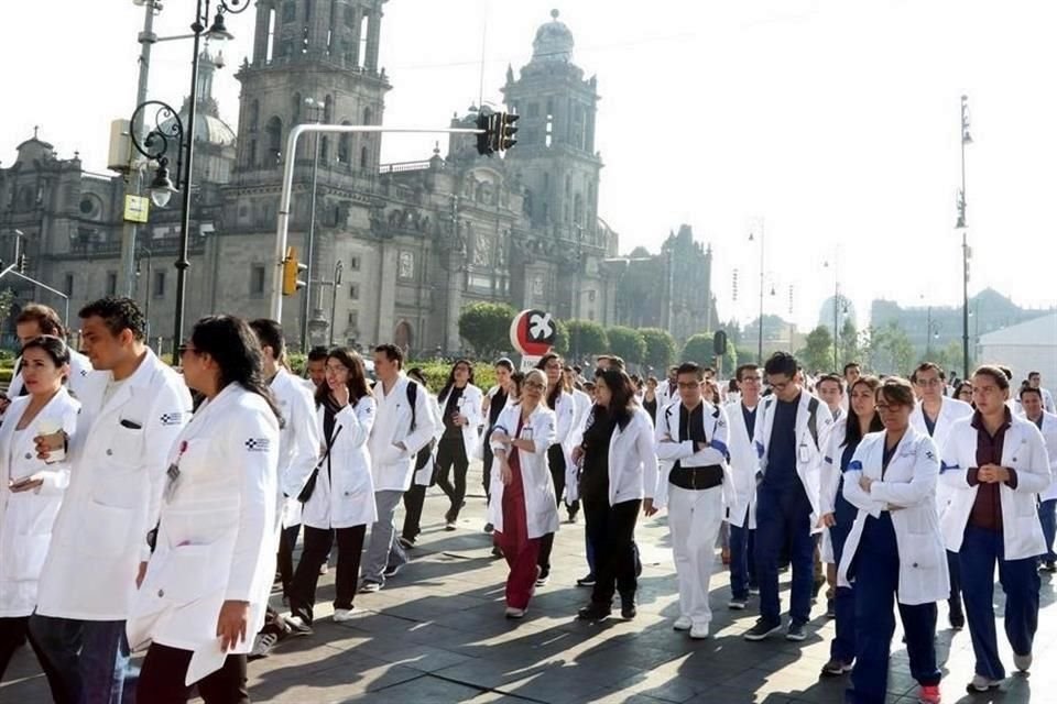 La integrante del Colegio de Médicos afirmó que  hay especialistas que tampoco han encontrado un lugar para trabajar en el IMSS, ISSSTE o en la Ssa.