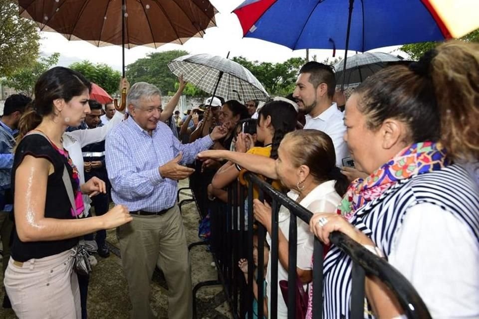 Hace ocho días, AMLO visitó siete nosocomios en Chiapas y, entre viernes y domingo, recorrió uno en Nayarit y cinco en Michoacán.