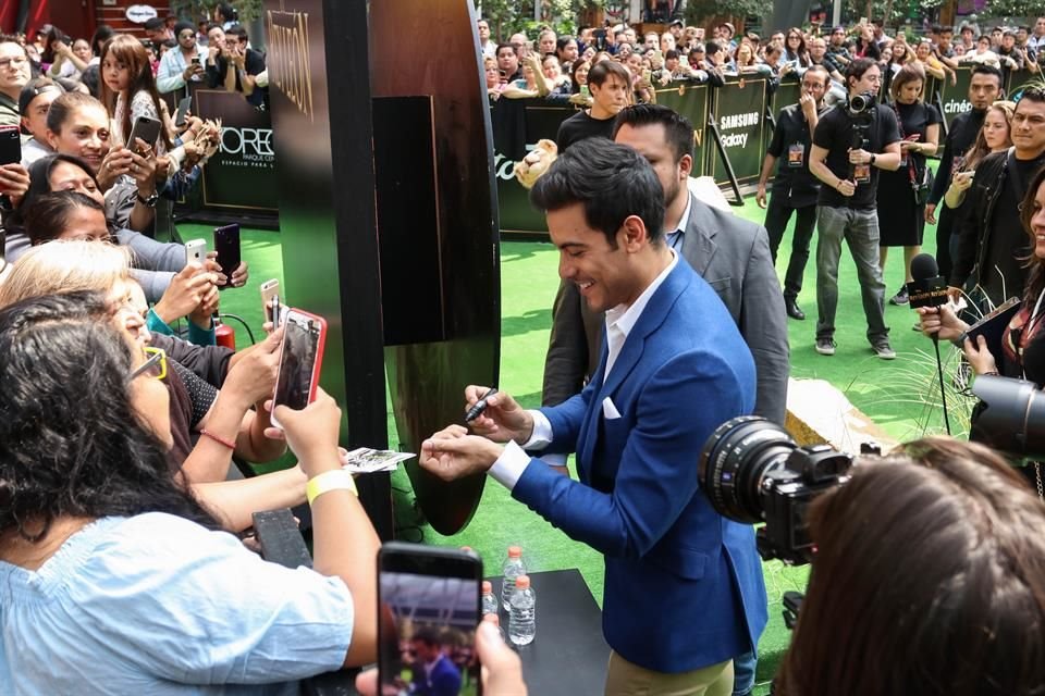 Carlos Rivera convivió con sus fans en una plaza comercial.