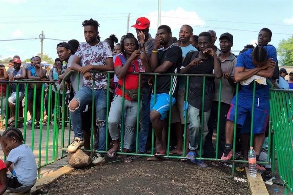 Migrantes africanos al exterior de la estación migratoria Siglo 21 en Tapachula, Chiapas.