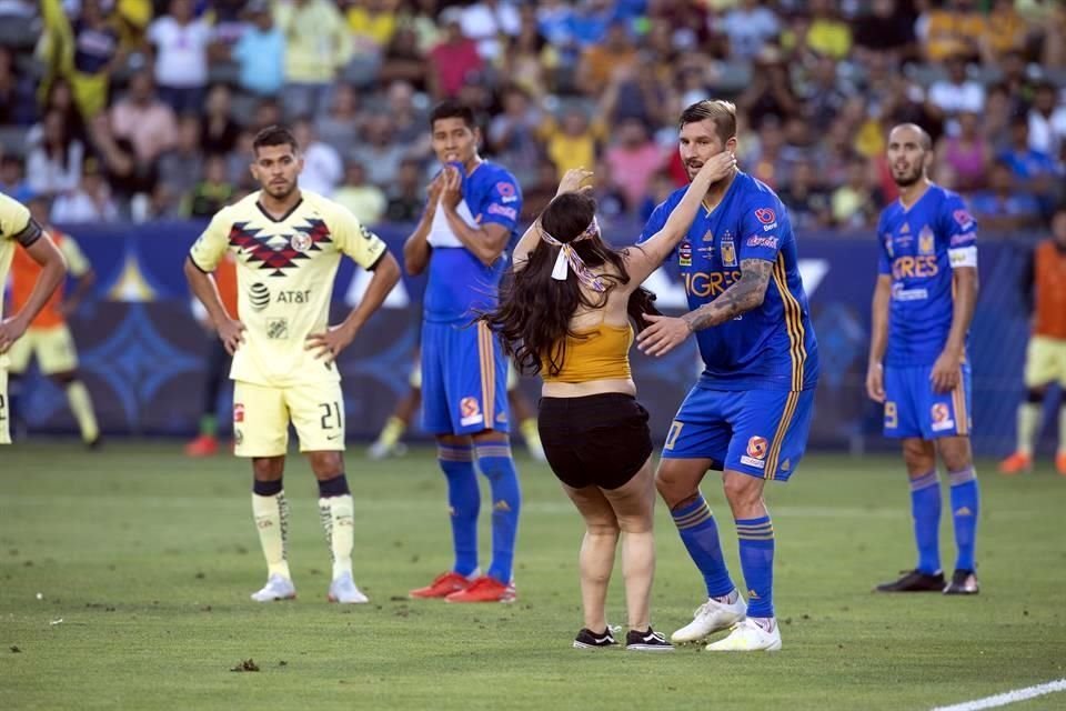 Durante el partido una aficionada de Tigres invadió la cancha para en busca de André-pierre Gignac.