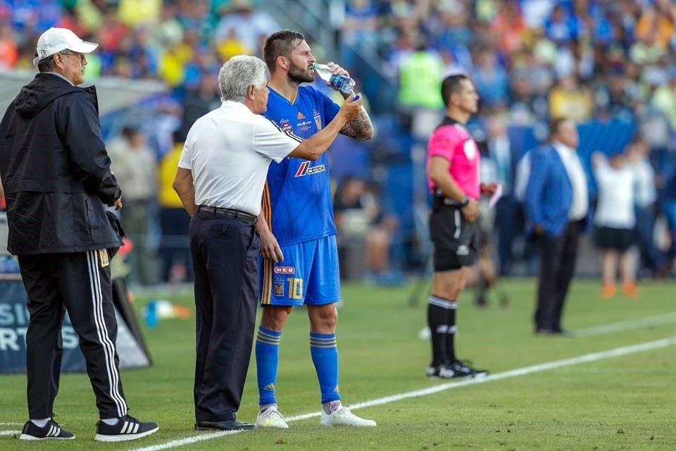 Ricardo Ferretti se dio el tiempo para darle instrucciones a sus jugadores.