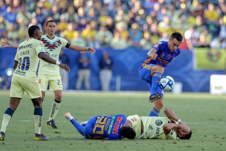 El encuentro llegó a tener sus momentos de rudeza, los cuales dejaron a jugadores tirados en el campo.