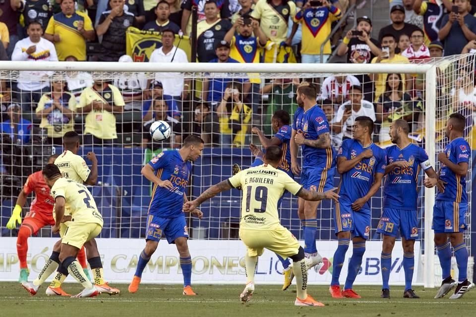 Una de las ocasiones de gol de América fue un tiro libre de Emanuel Aguilera.