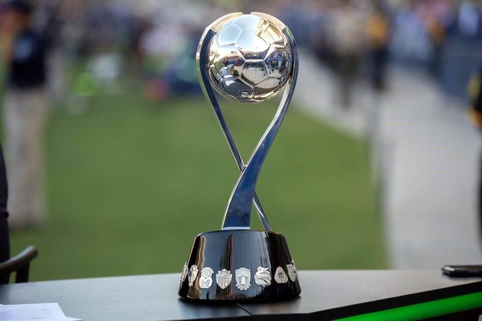 Este es el trofeo de Campeón de Campeones, el cual se disputaban América y Tigres.