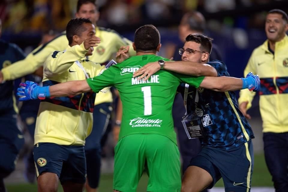 Tras marcar el penal del triunfo el portero se fue a abrazar con el equipo.