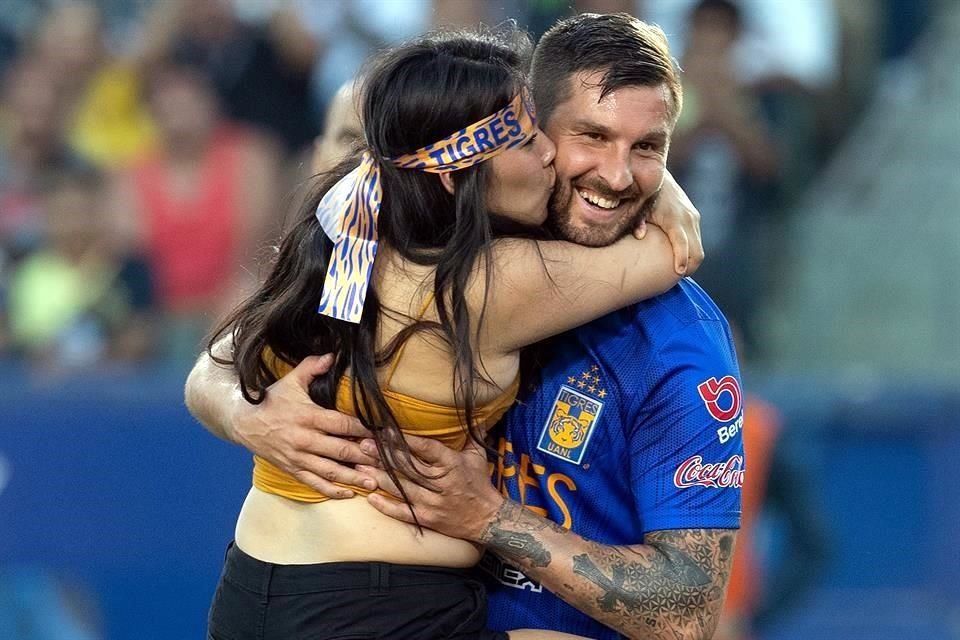 La aficionada evadió la seguridad para abrazar y besar a Gignac.