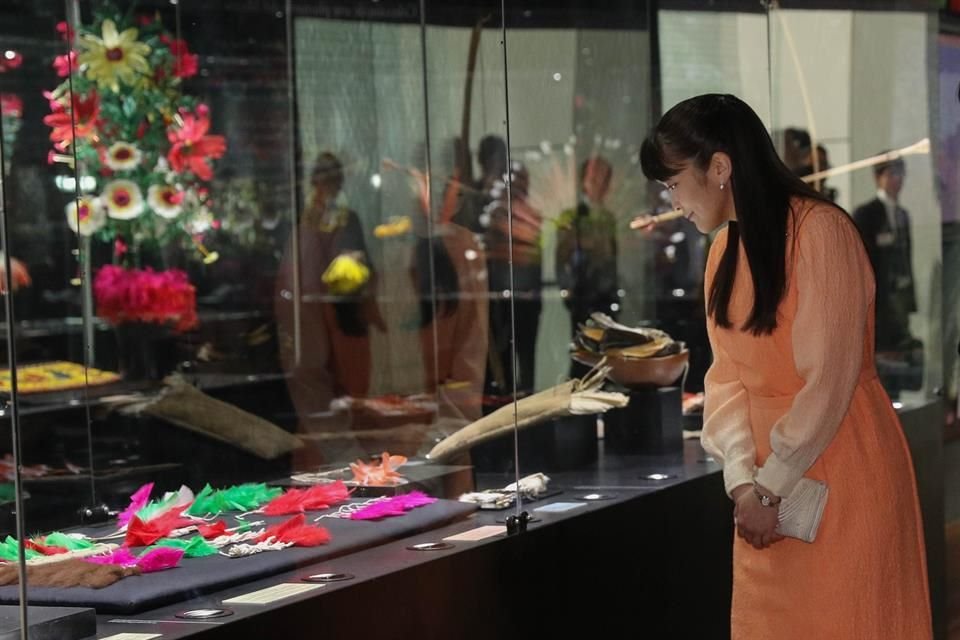 Además de recibir los honores, la Princesa Mako disfrutó de una exposición de bonsáis, origami e ikebana, típicos de Japón.