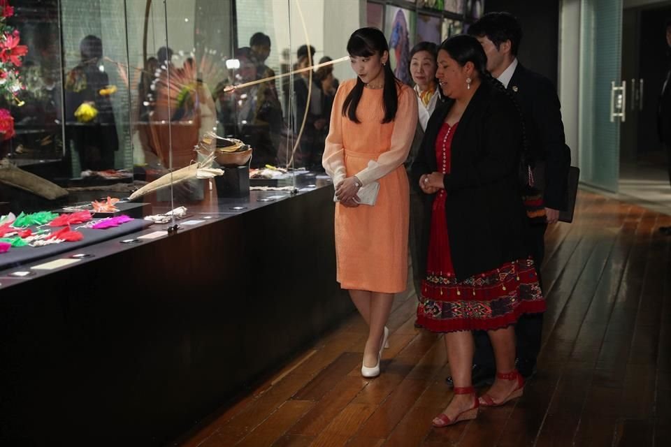 Además de recibir los honores, la Princesa Mako disfrutó de una exposición de bonsáis, origami e ikebana, típicos de Japón.