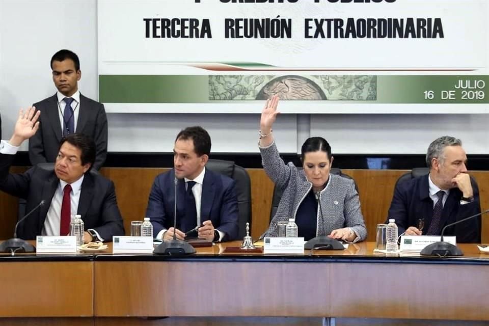 Integrantes de la comisión le reclamaron a Terrazas que el orden del día no establecía que podía hacer una introducción.