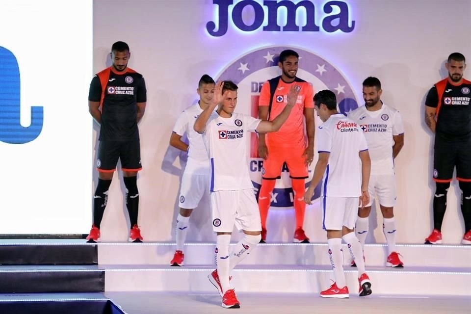 El uniforme de visita es todo blanco.