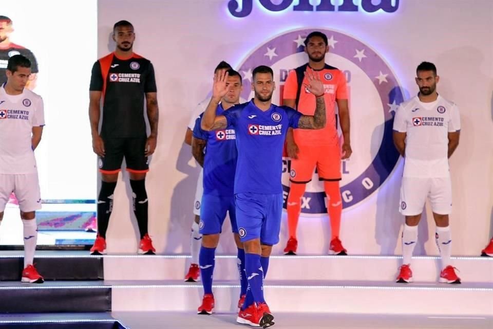 El de local es en el clásico tono azul celeste.