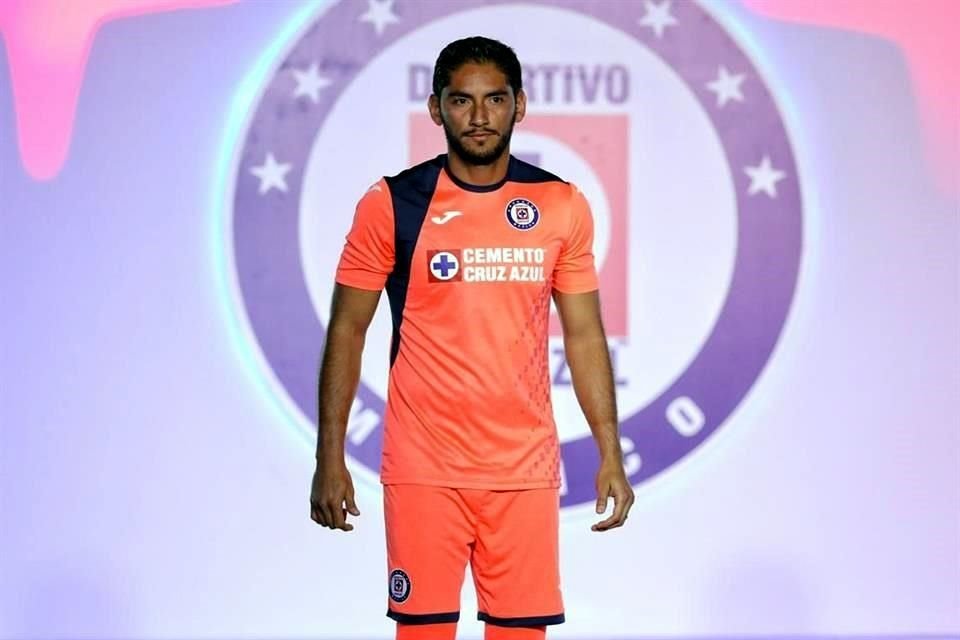 Jesús Corona presumió una de las vestimentas de los arqueros.