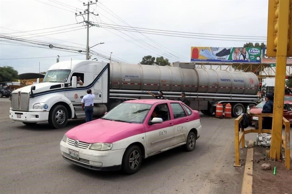 Un adulto mayor que viajaba en bicicleta falleció tras ser arrollado por un tráiler en la Carretera Federal México-Texcoco, en Chicoloapan.