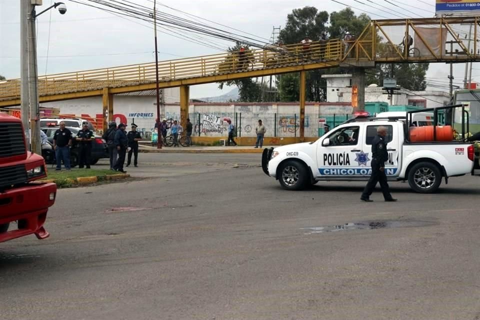 El automovilista se dio a la fuga, mientras que el chofer del tráiler fue detenido y puesto a disposición del MP.