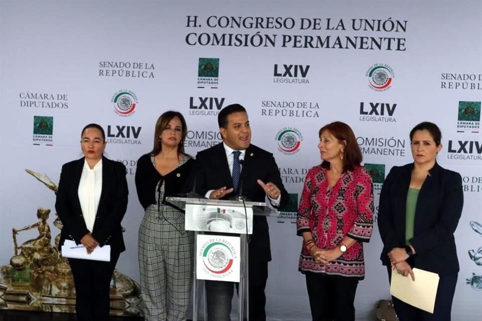 Los legisladores de Morena, PAN, PRD y MC en conferencia de prensa.