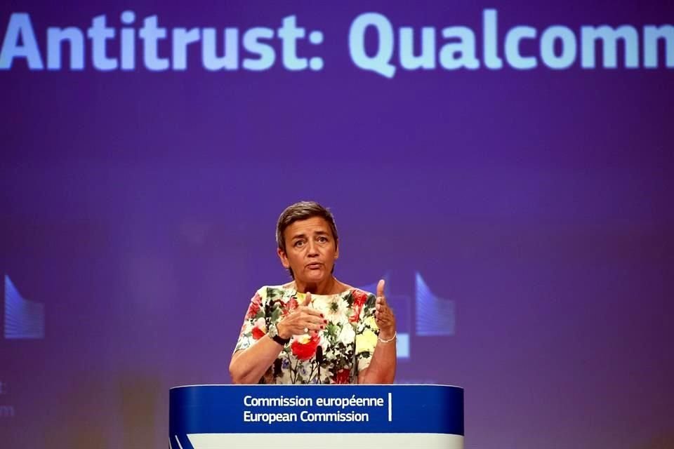 La firma abusaba de su posición de dominio del mercado en los chips 3G de banda base y los vendía por debajo de su precio de costo para obligar a un competidor a retirarse, indicó la comisaria europea de la Competencia, Margrethe Vestager. 