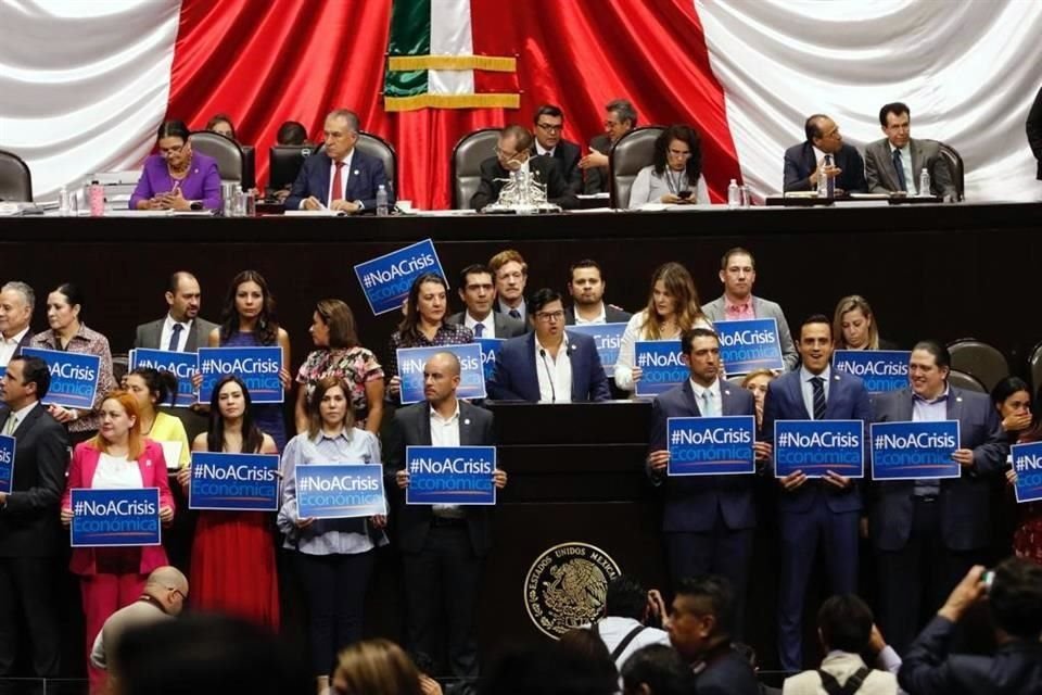 Protesta de panistas durante debate para ratificar al nuevo Secretario de Hacienda.