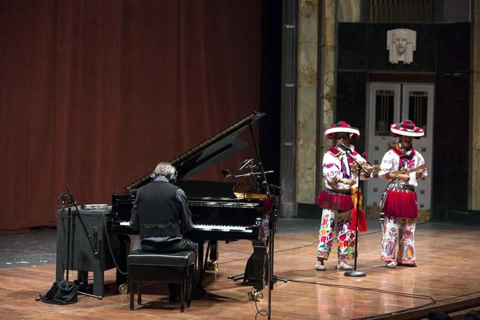 Glass y los músicos wixárikas Daniel Medina de la Rosa y Erasmo Medina Medina caminaron juntos por primera vez, hace siete años, por los cerros escarpados de Wirikuta, el territorio sagrado donde nació el Sol.