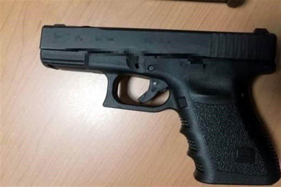 Uno de los guardias de la casa repelió la agresión, sometió a los imputados, de 34 y 31 años, y logró el aseguramiento de un arma de fuego, mientras que los demás sujetos huyeron del lugar.