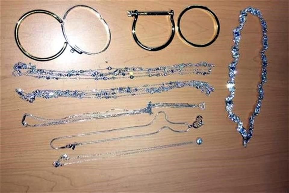 El Ministerio Público de la Coordinación Territorial de Miguel Hidalgo abrió una carpeta de investigación y dio intervención a la Policía de Investigación y peritos, quienes recaban evidencias en el lugar.