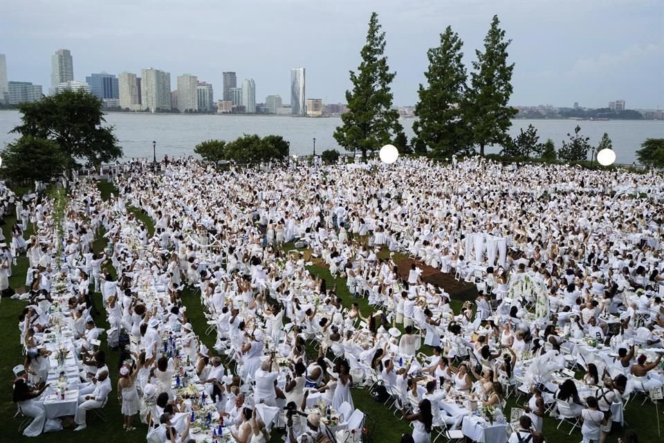 Miles de comidistas se dieron cita en la cena Le Dîner en Blanc de Nueva York.