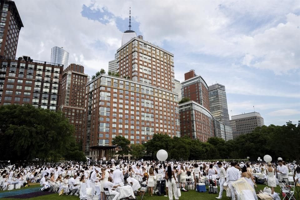 Miles de comidistas se dieron cita en la cena Le Dîner en Blanc de Nueva York.