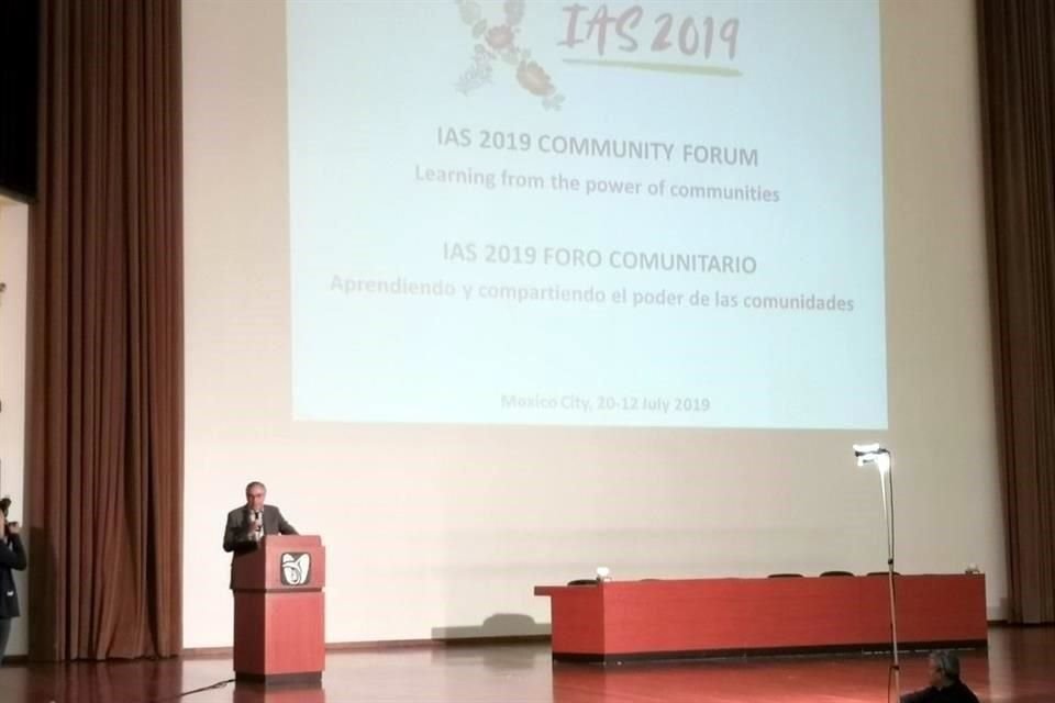 Mauricio Hernández Ávila, director de Prestaciones Económicas y Sociales del IMSS, al inaugurar el Foro.